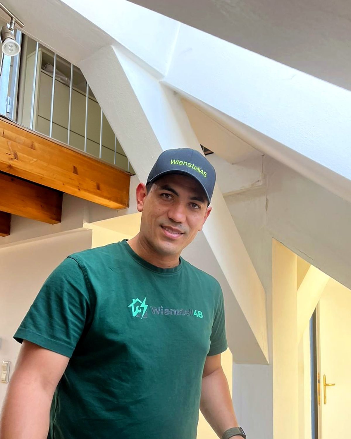 Carlos Castillo, Inhaber von Wienstell48, im grünen Firmenshirt mit Wienstell48-Kappe